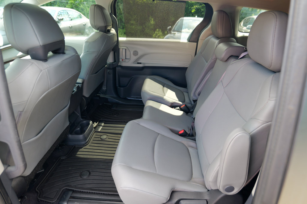 Used 2024 Toyota Sienna XLE w/ XLE Plus Package FWD image 25