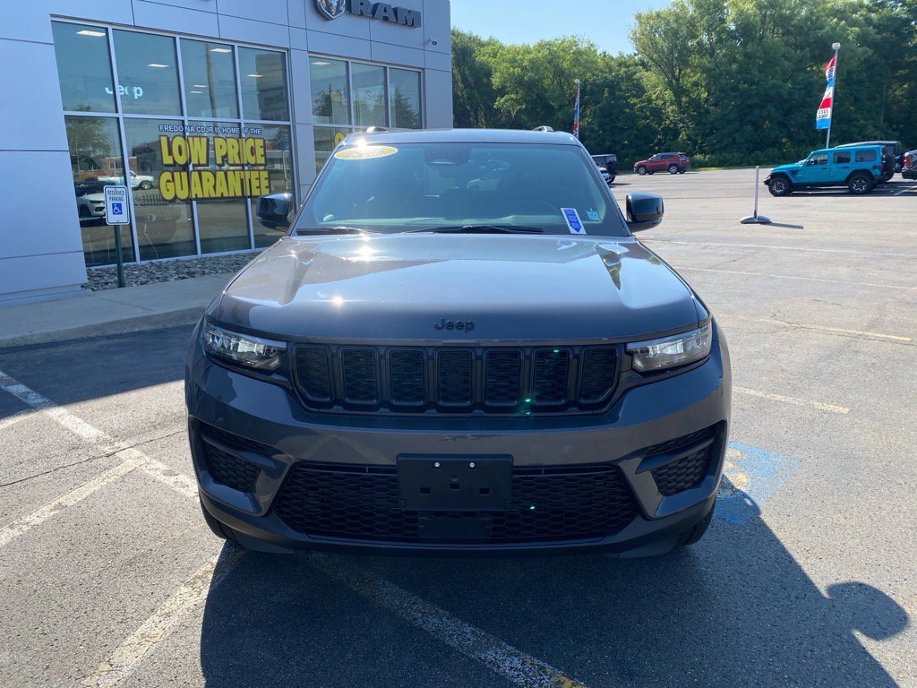 Used 2025 Jeep Grand Cherokee Altitude image 8