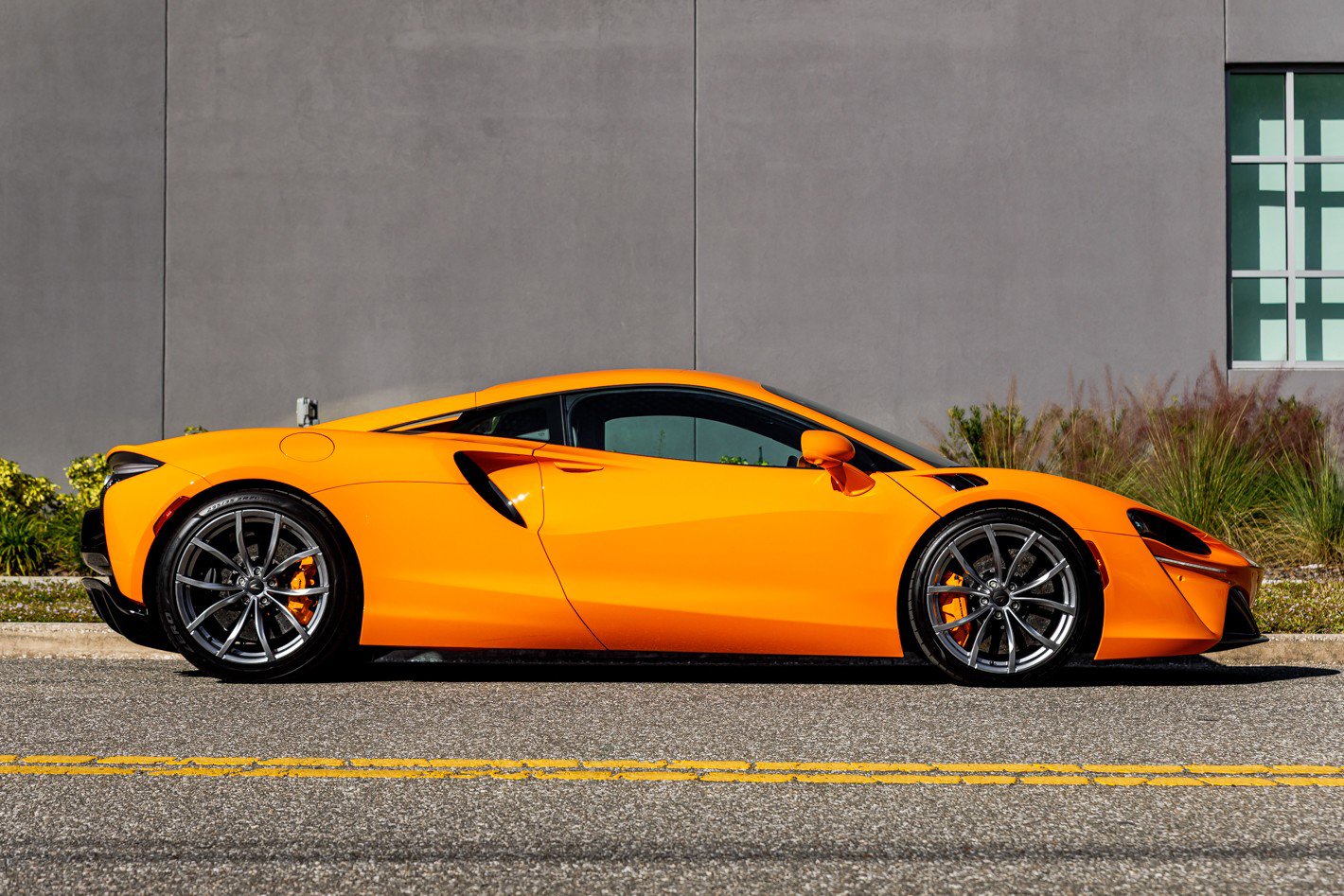 Used 2025 McLaren Artura image 4