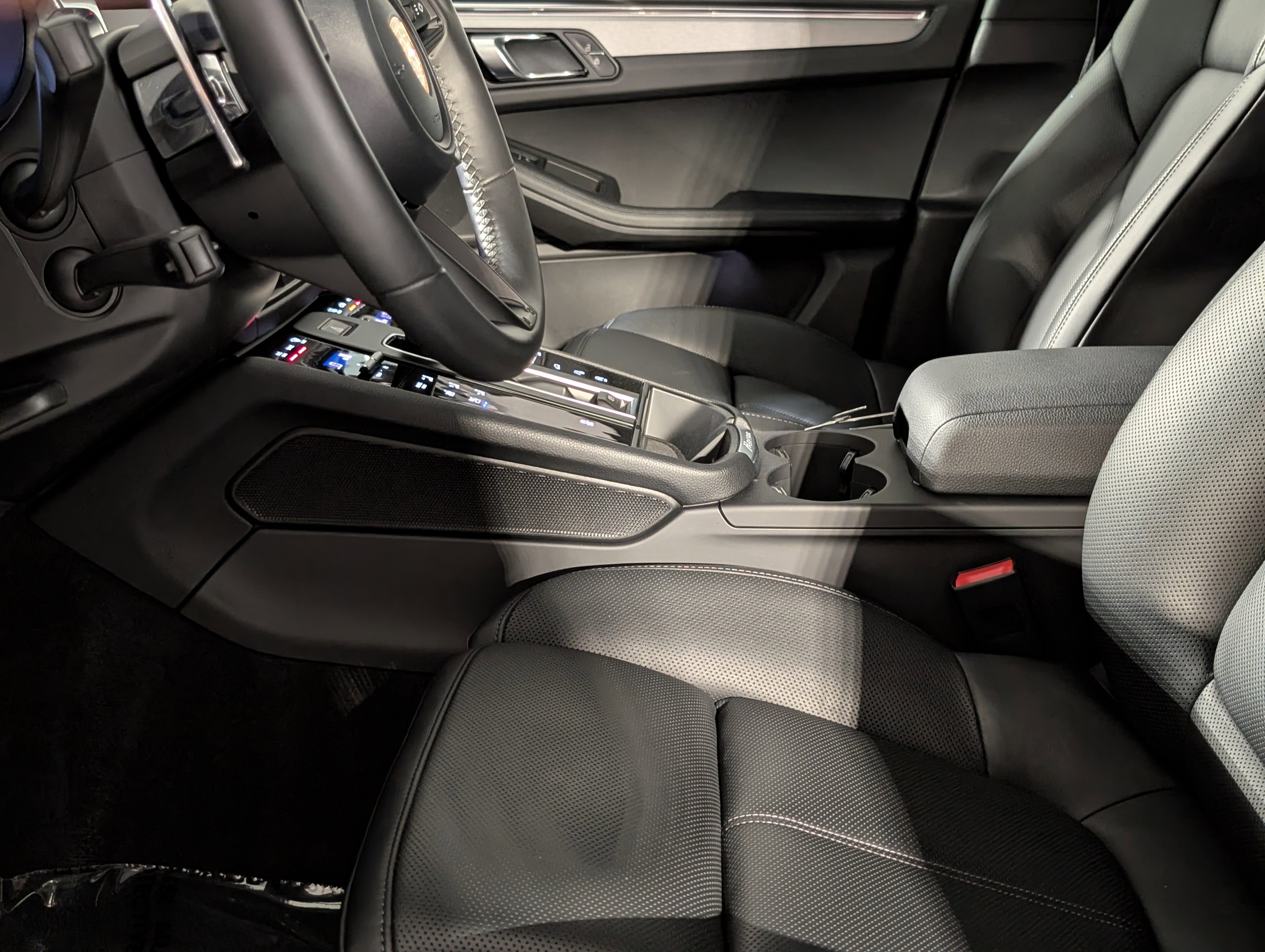 Certified 2026 Porsche Macan AWD/4WD image 4