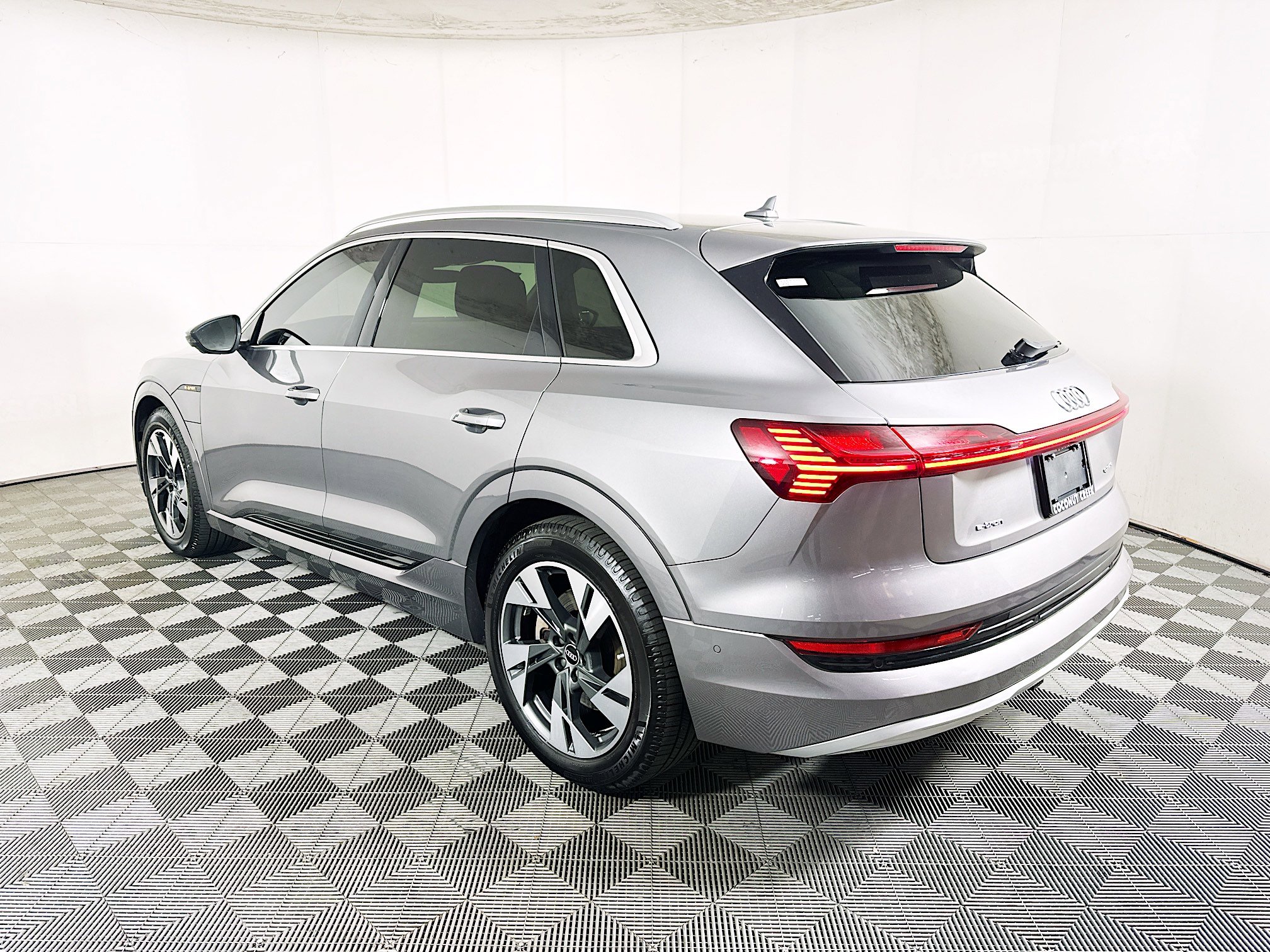 Used 2021 Audi e-tron Premium Plus w/ Premium Plus Package image 5