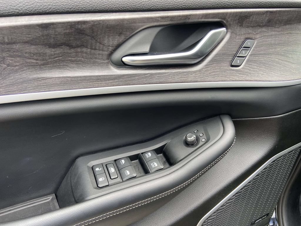 Used 2023 Jeep Grand Cherokee L Limited RWD image 18