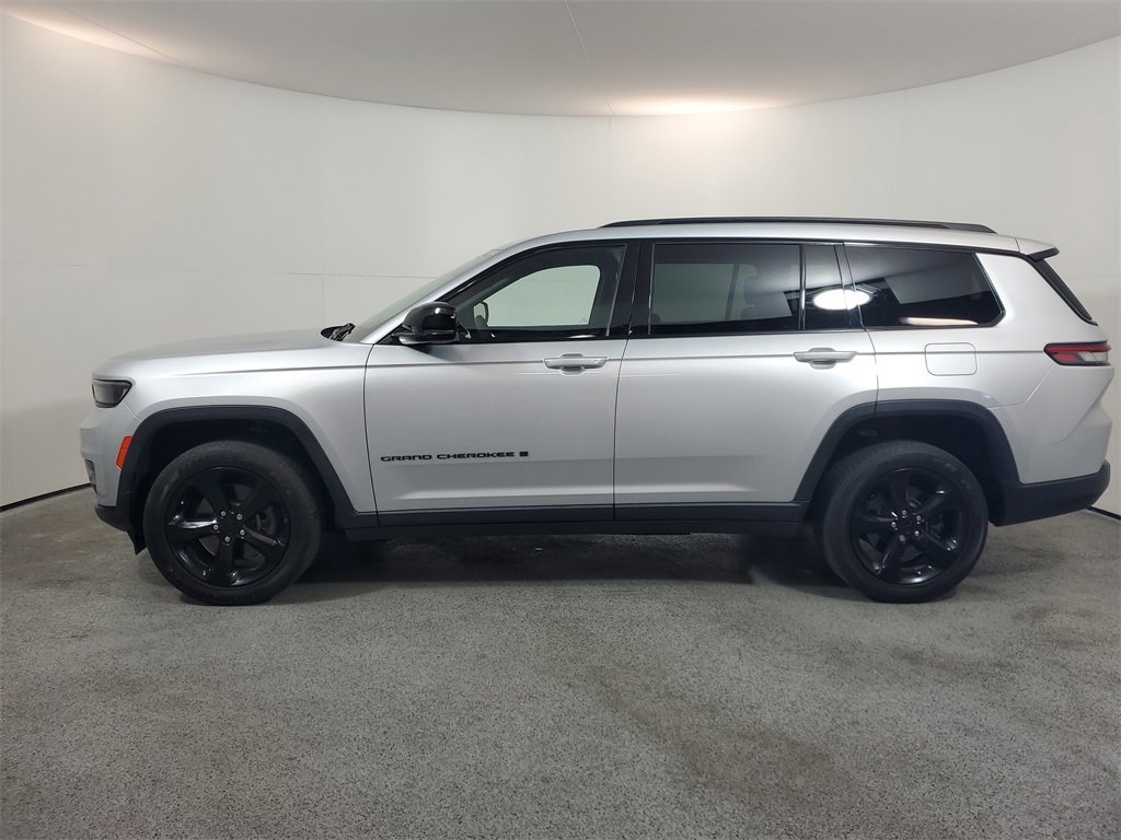 Used 2023 Jeep Grand Cherokee L Laredo image 4