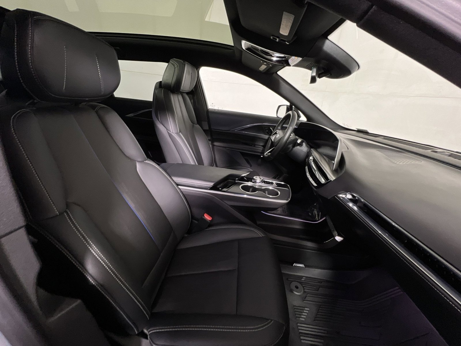Used 2024 Cadillac Lyriq Sport w/ LPO, Floor Liner Package AWD/4WD image 26