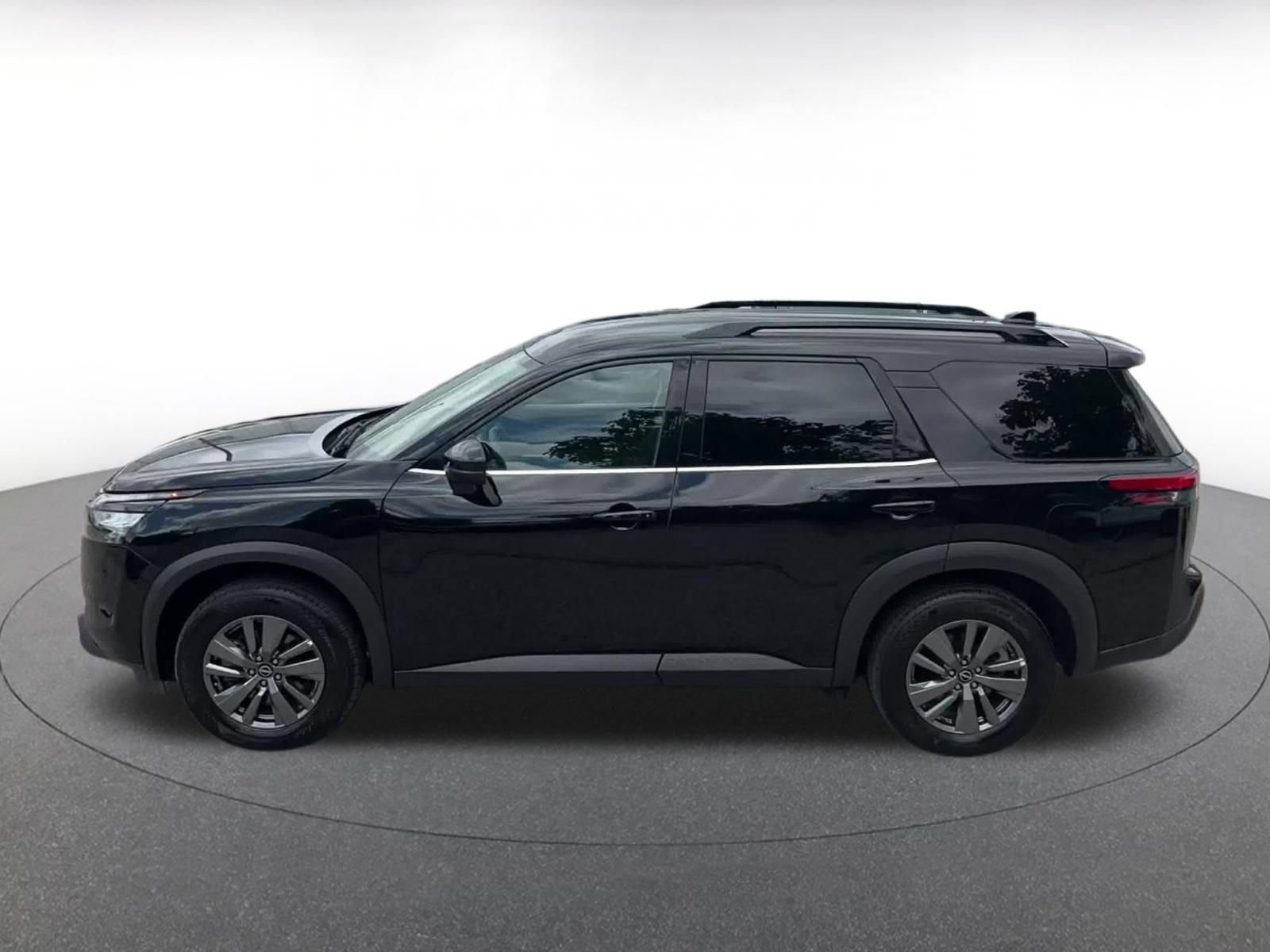 Used 2025 Nissan Pathfinder SV FWD image 9