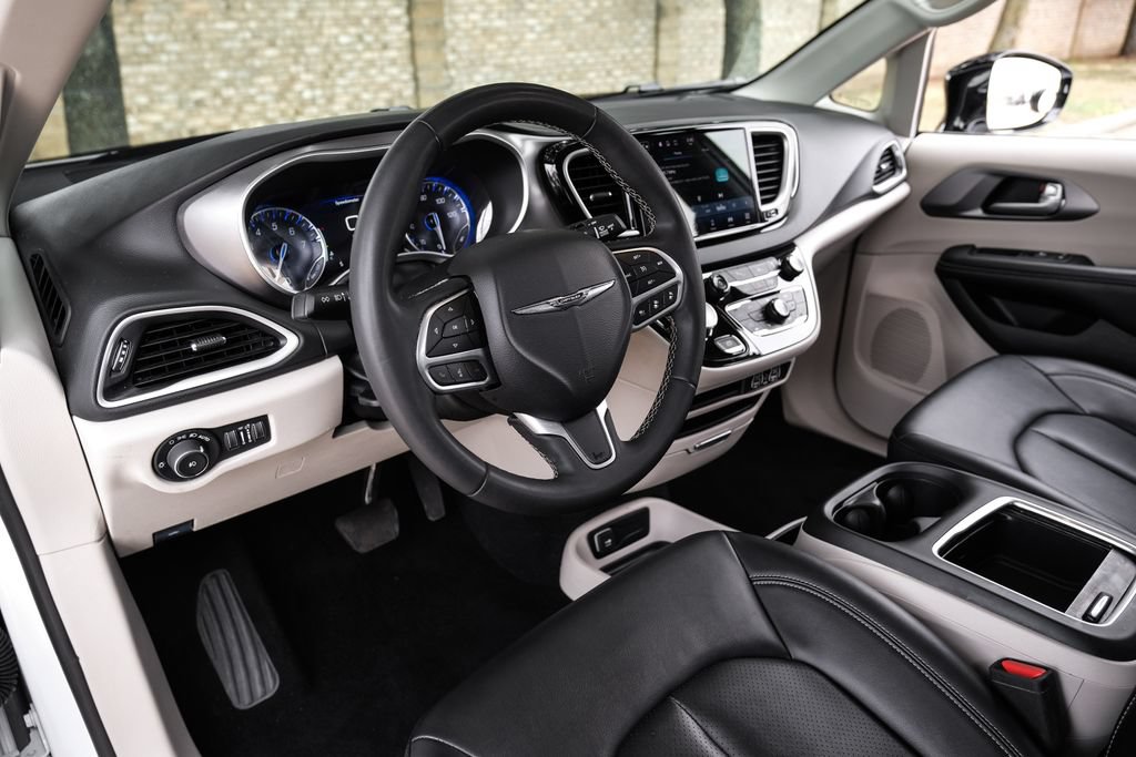 Used 2024 Chrysler Pacifica Touring-L FWD image 25