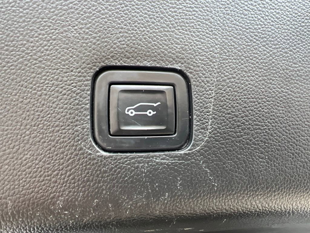 Used 2021 Chevrolet Traverse Premier w/ Redline Edition AWD/4WD image 14