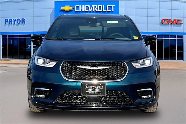 Used 2025 Chrysler Pacifica Select image 2