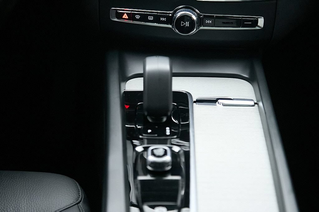 Certified 2025 Volvo XC60 T8 Plus w/ Protection Package Premier AWD/4WD image 28