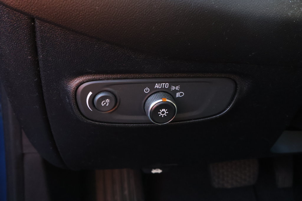 Used 2019 Chevrolet Equinox LT w/ Sun & Navigation Package FWD image 16