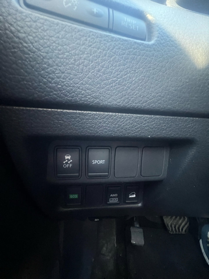 Used 2015 Nissan Rogue SV image 18