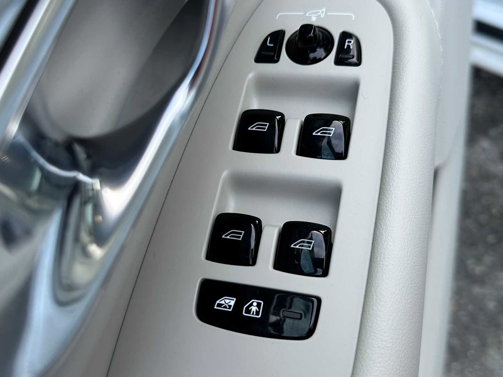 Used 2025 Volvo XC90 T8 Plus w/ Protection Package Premier image 22