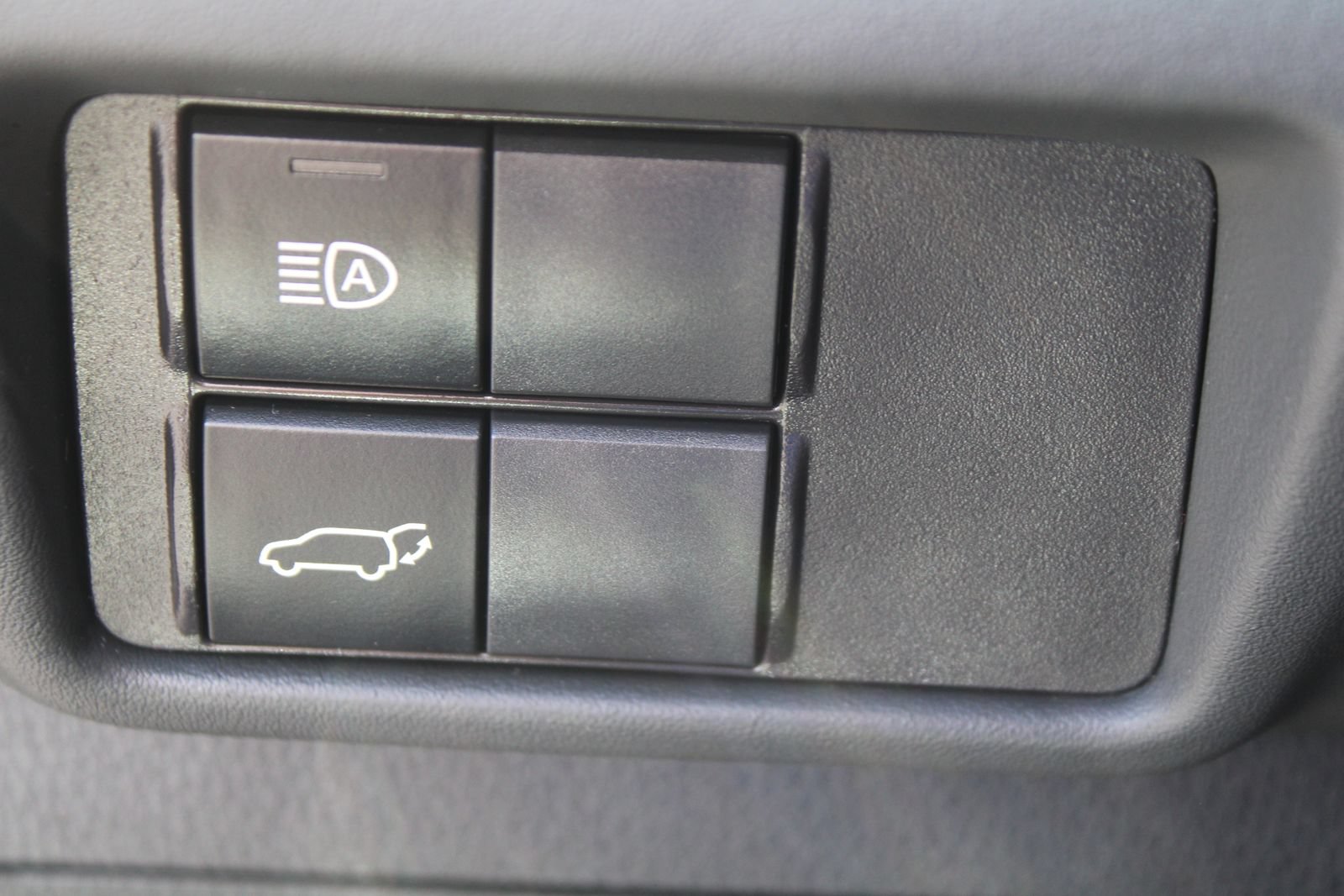 Used 2024 Toyota Highlander LE FWD image 29