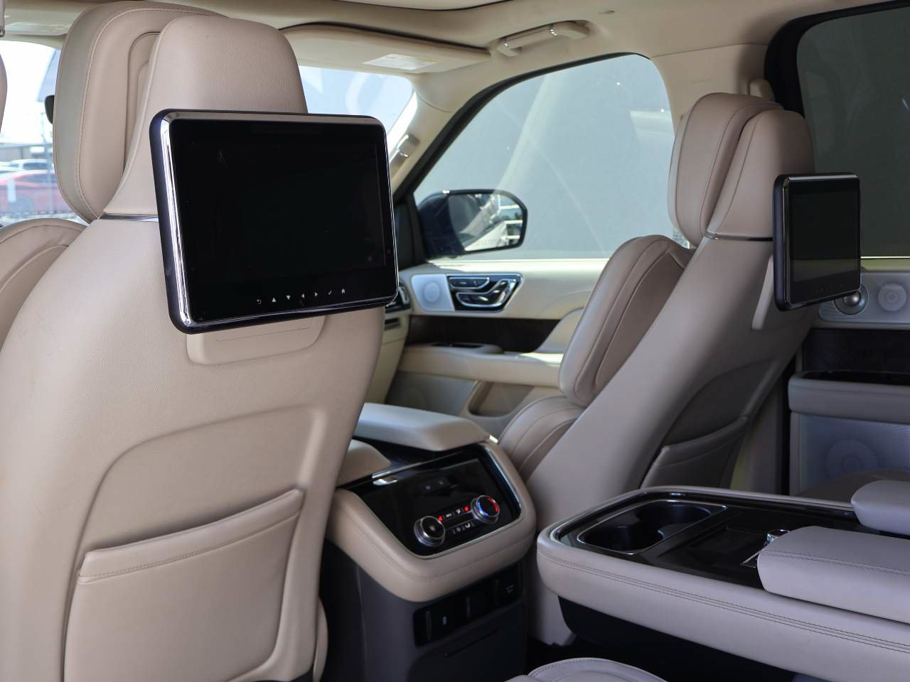 Used 2018 Lincoln Navigator L Reserve w/ Technology Package AWD/4WD image 11