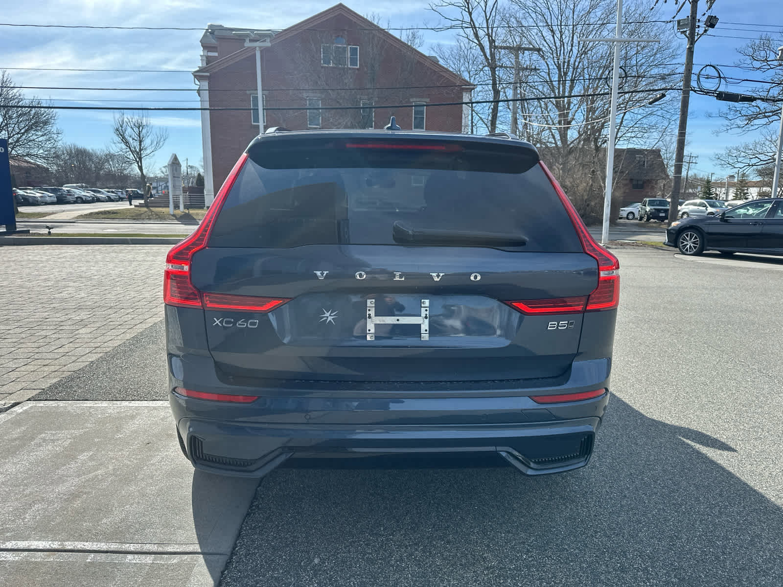 Used 2023 Volvo XC60 B5 Ultimate w/ Climate Package image 10