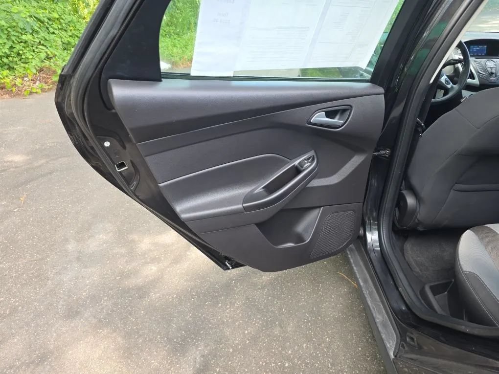 Used 2014 Ford Focus SE w/ SE Sport Package FWD image 36