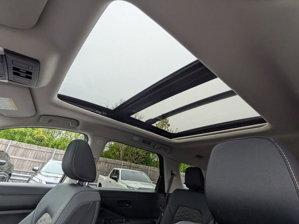 Used 2025 Nissan Pathfinder SV w/ SV Premium Package FWD image 12