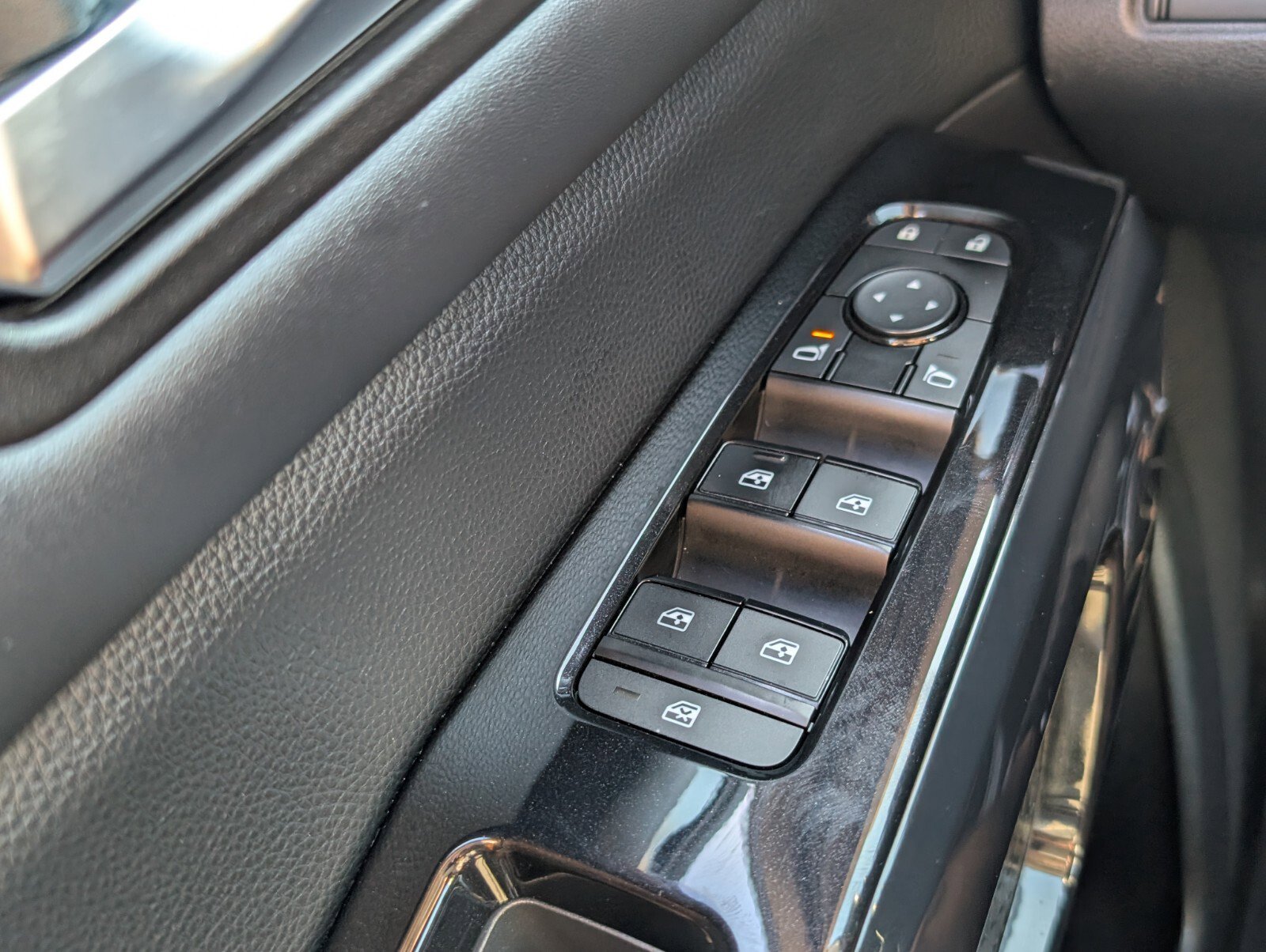 Used 2022 Nissan Pathfinder SV image 28