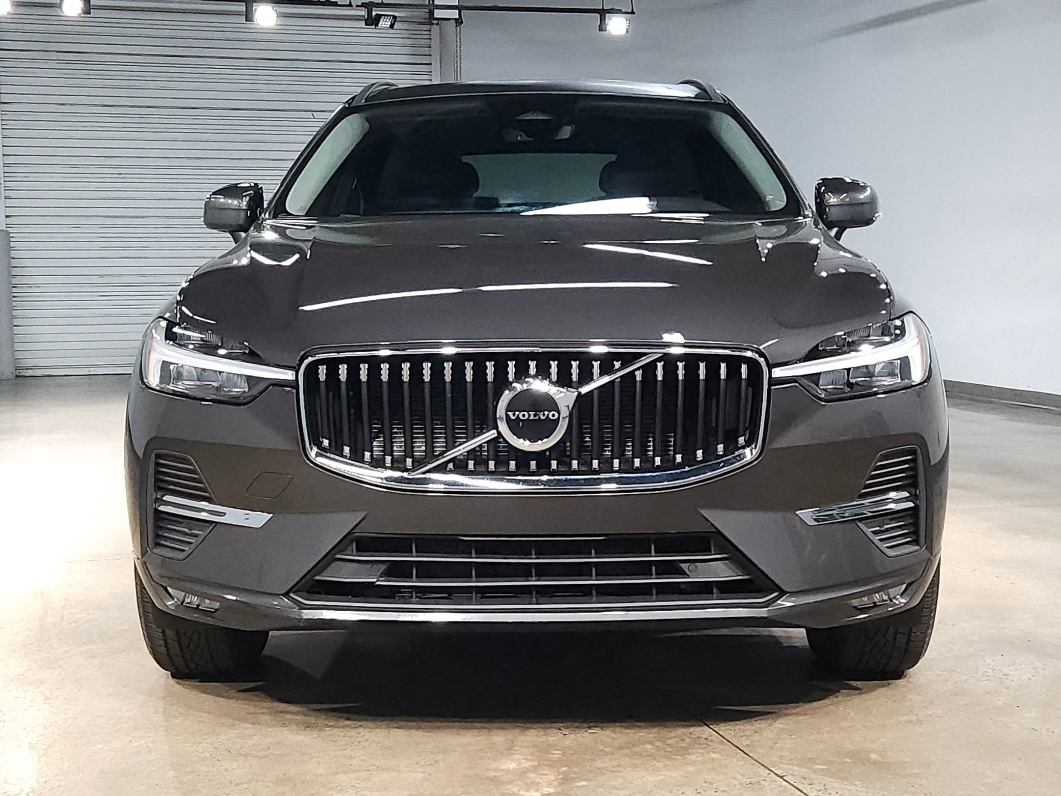 Used 2023 Volvo XC60 B5 Core image 2