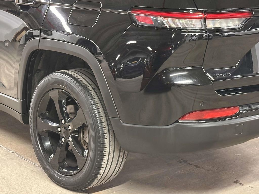 Used 2023 Jeep Grand Cherokee Limited w/ Black Appearance Package image 11