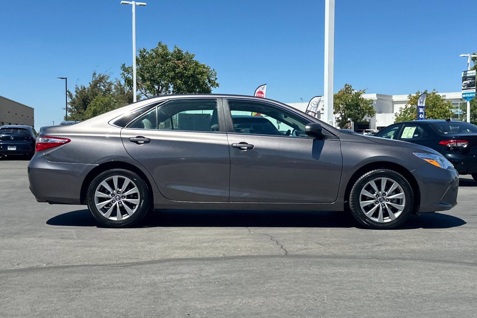 Used 2017 Toyota Camry XLE w/ Moonroof Package FWD image 3