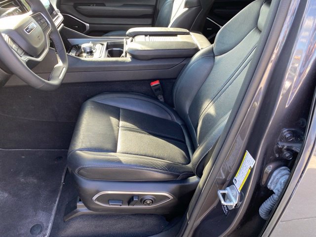Used 2025 Jeep Wagoneer Series III w/ 8-Passenger Seating Package AWD/4WD image 17