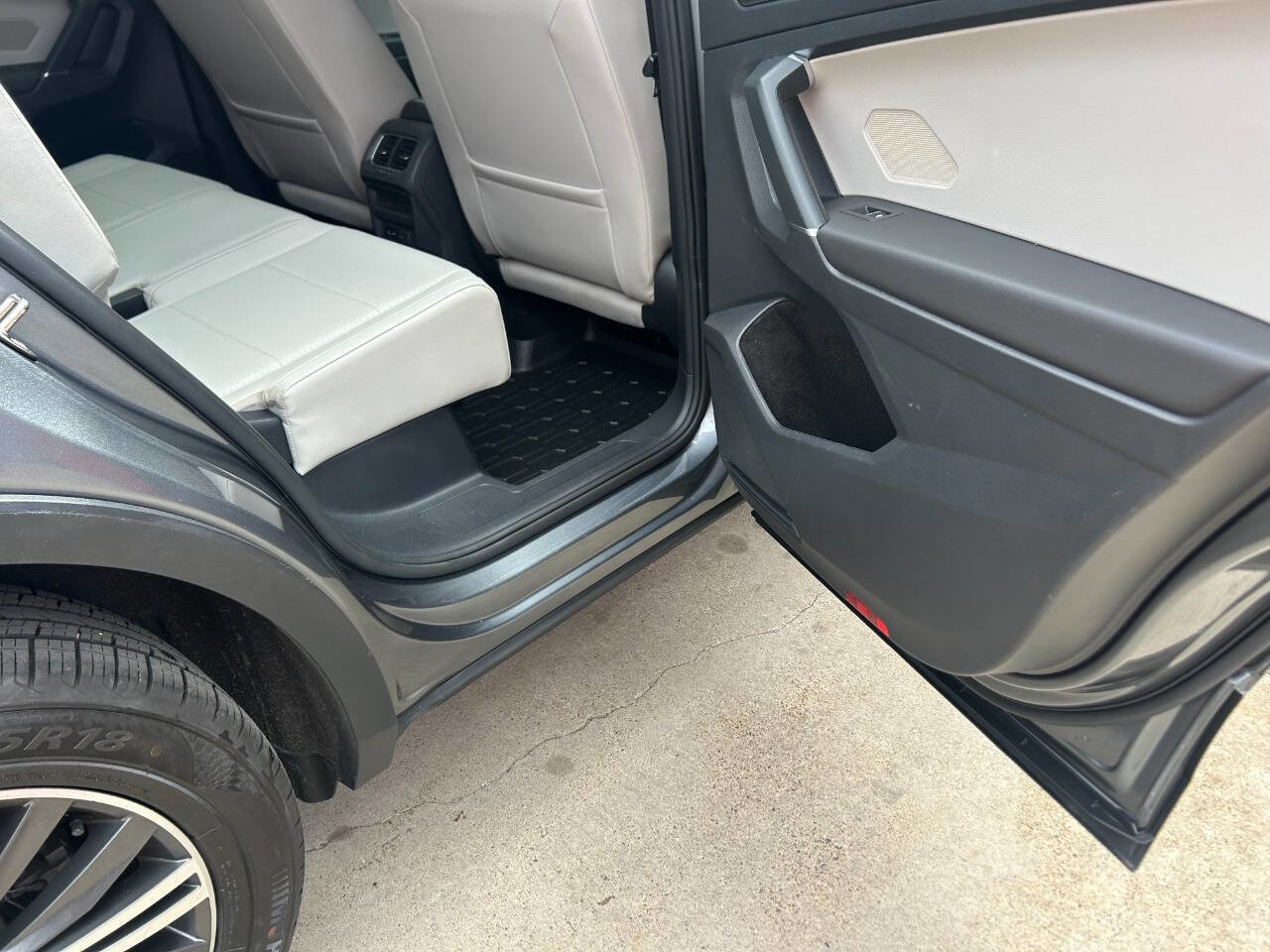 Used 2018 Volkswagen Tiguan SEL w/ 3rd Row Seat Package image 23