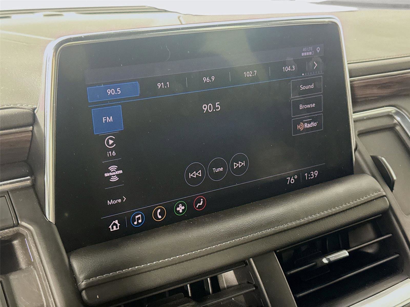 Used 2021 Chevrolet Tahoe Z71 w/ Luxury Package AWD/4WD image 8