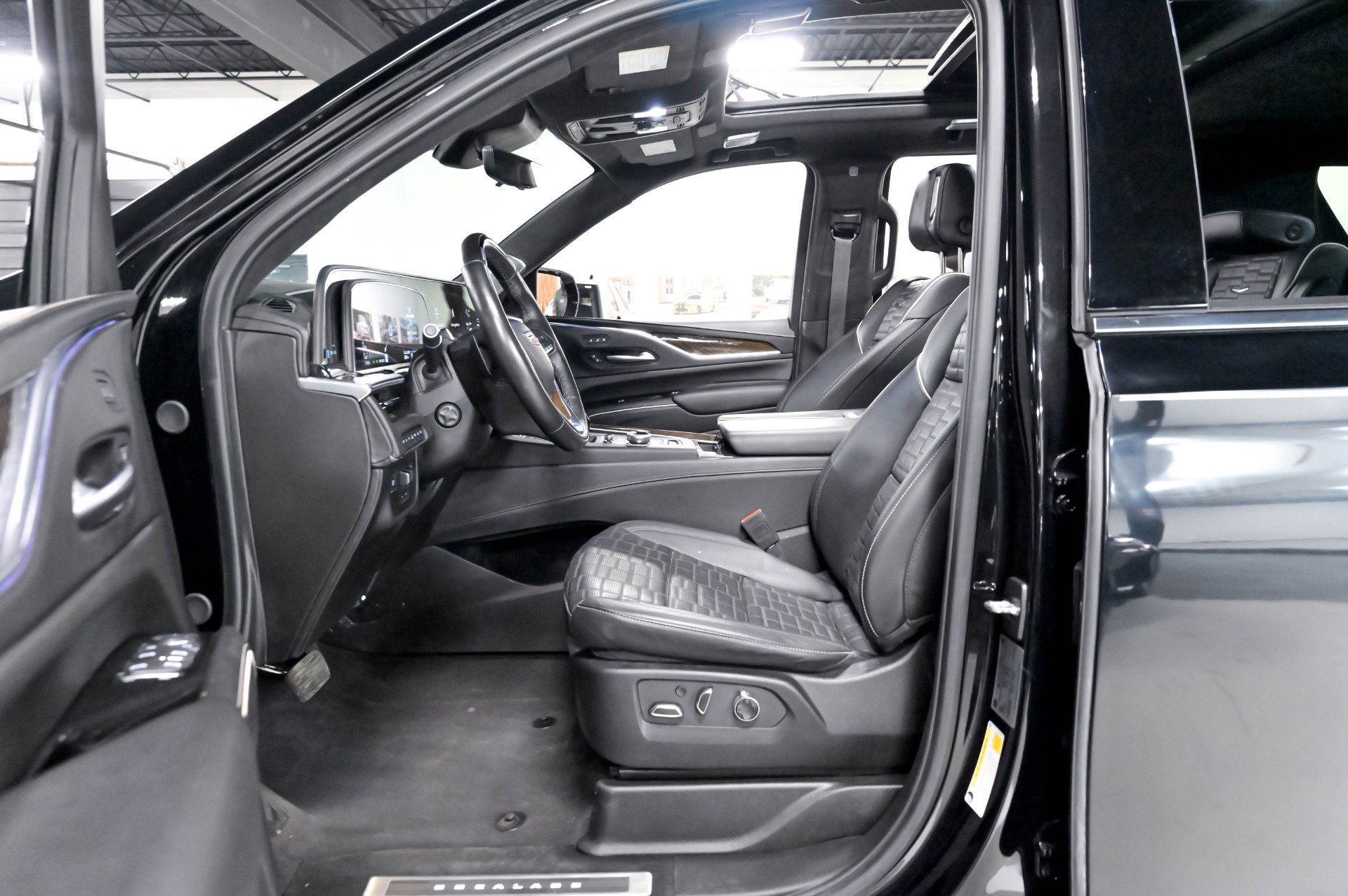 Used 2024 Cadillac Escalade Premium Luxury Platinum AWD/4WD image 6