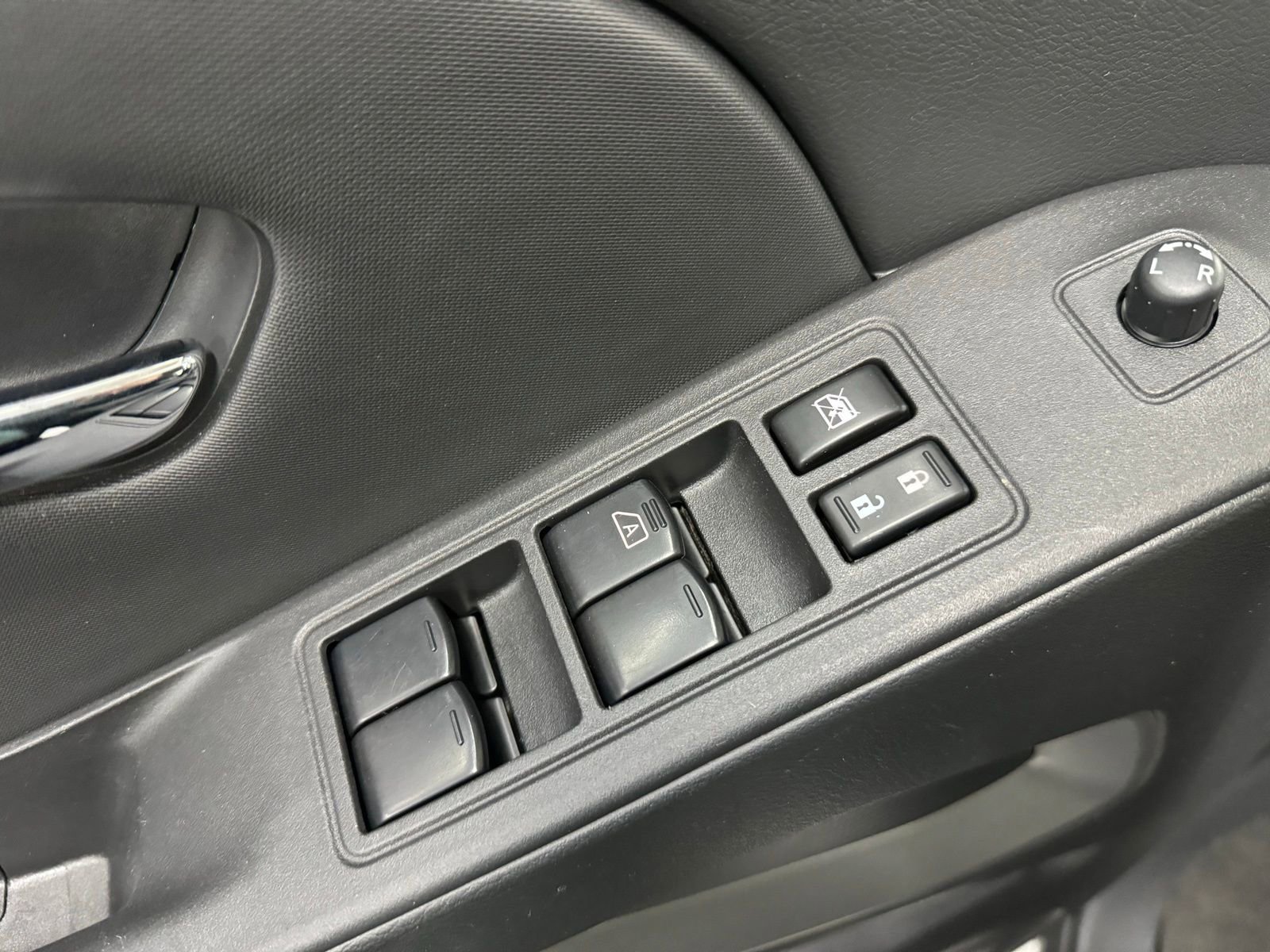 Used 2023 Nissan Frontier SV image 16