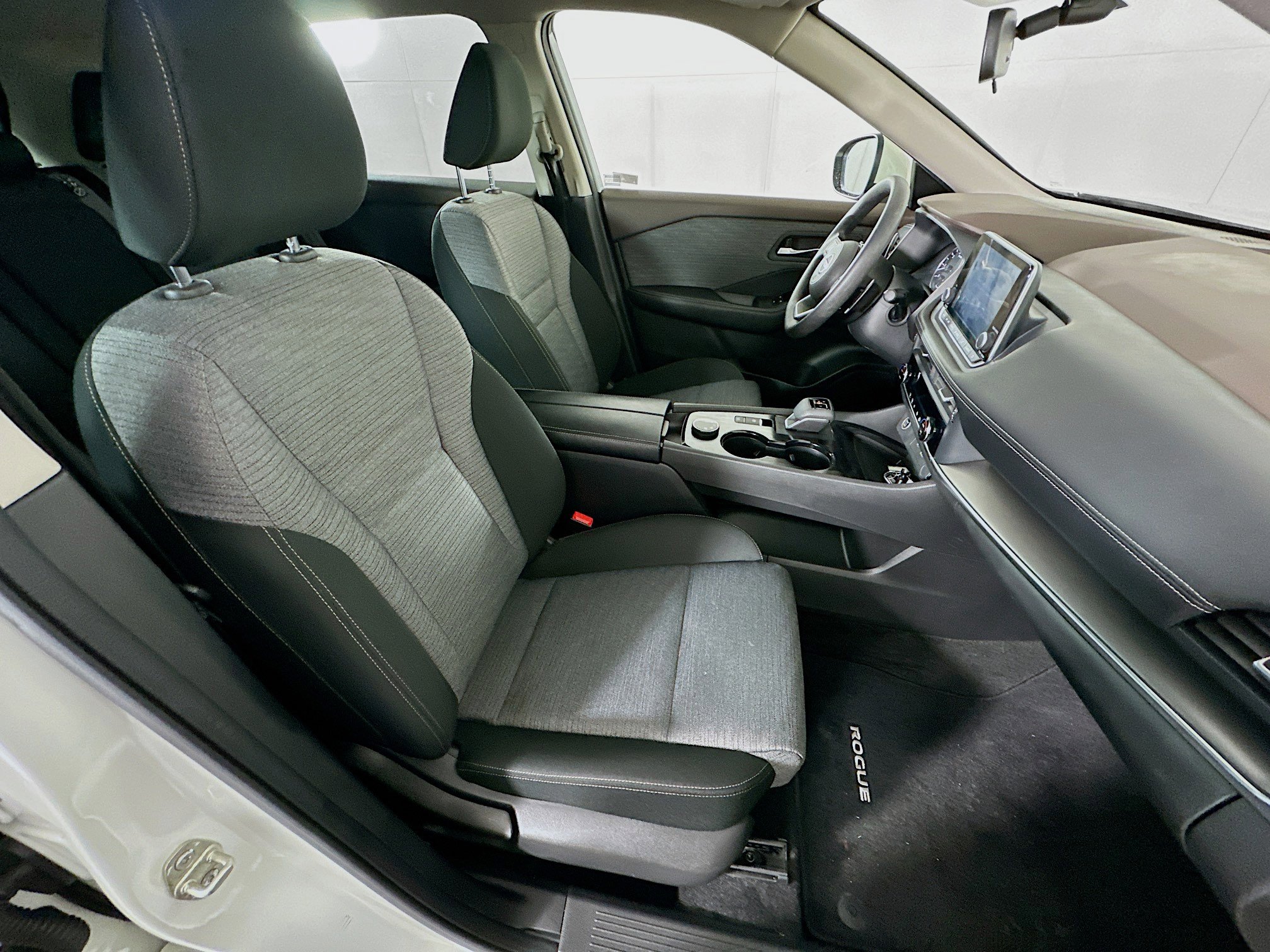 Used 2023 Nissan Rogue SV image 28