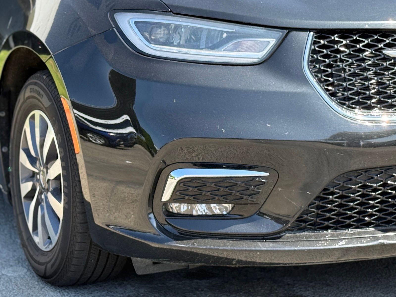 Used 2023 Chrysler Pacifica Touring-L image 9