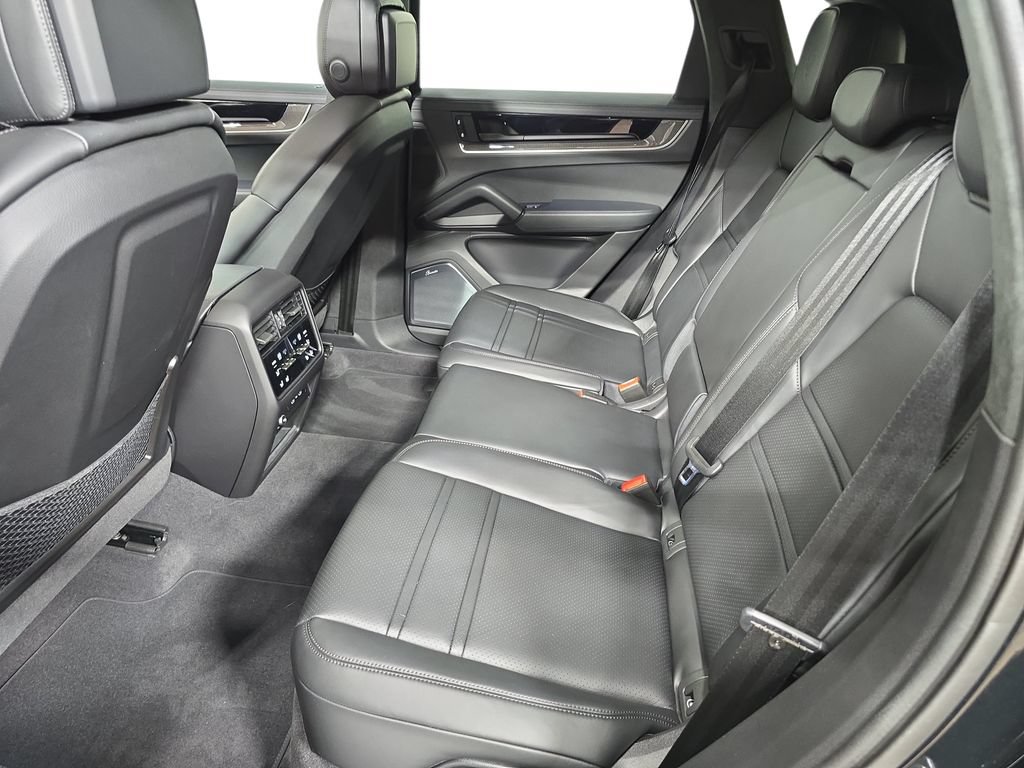 Certified 2026 Porsche Cayenne Turbo AWD/4WD image 24