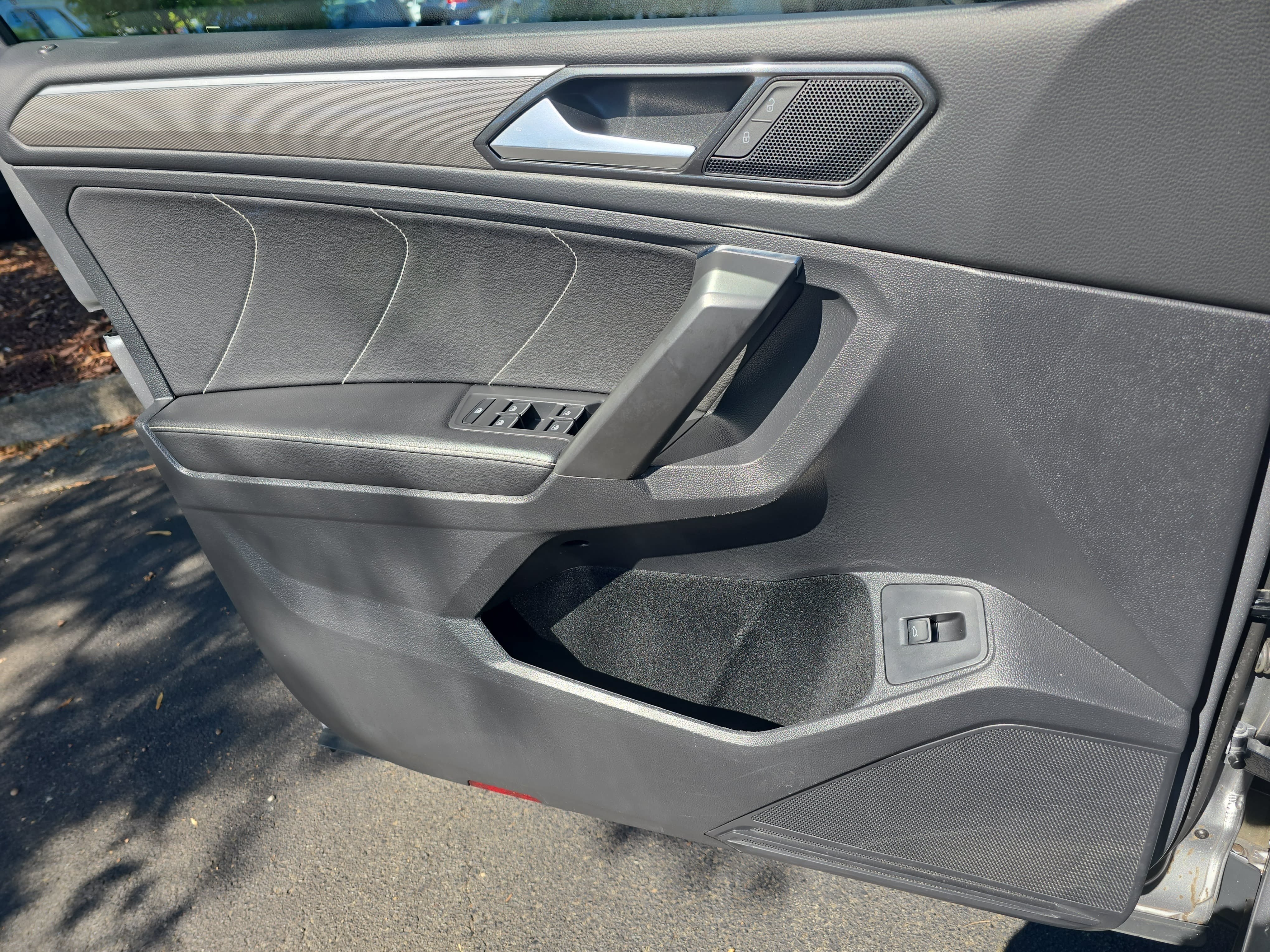 Certified 2022 Volkswagen Tiguan SE R-Line FWD image 29