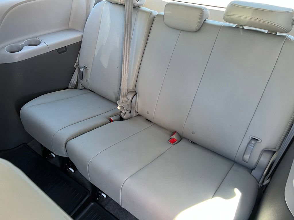 Used 2018 Toyota Sienna XLE w/ XLE Navigation Package FWD image 17