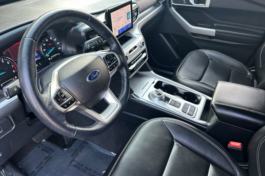 Certified 2022 Ford Explorer XLT w/ Equipment Group 202A image 4