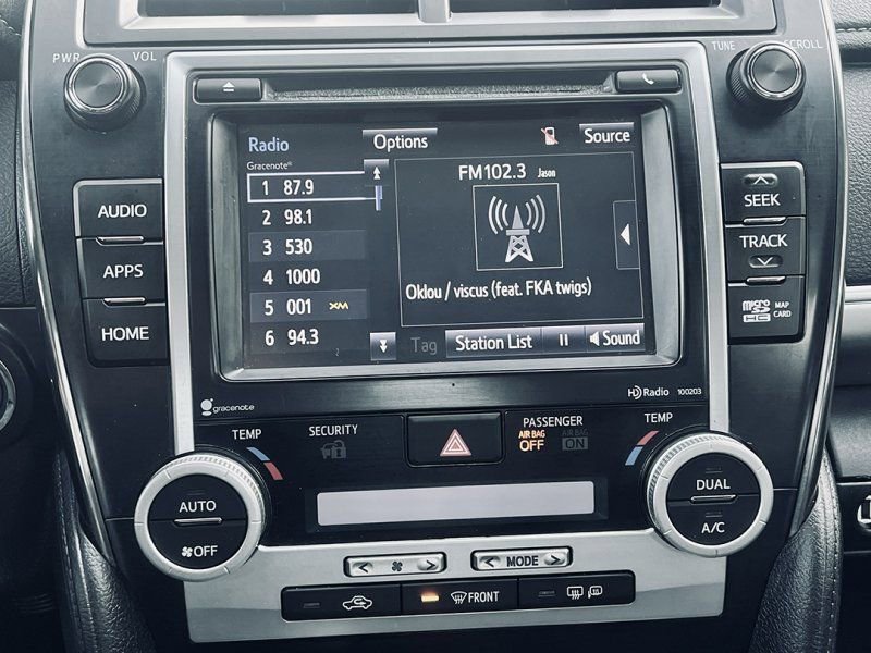 Used 2014 Toyota Camry SE w/ Moonroof Package image 10