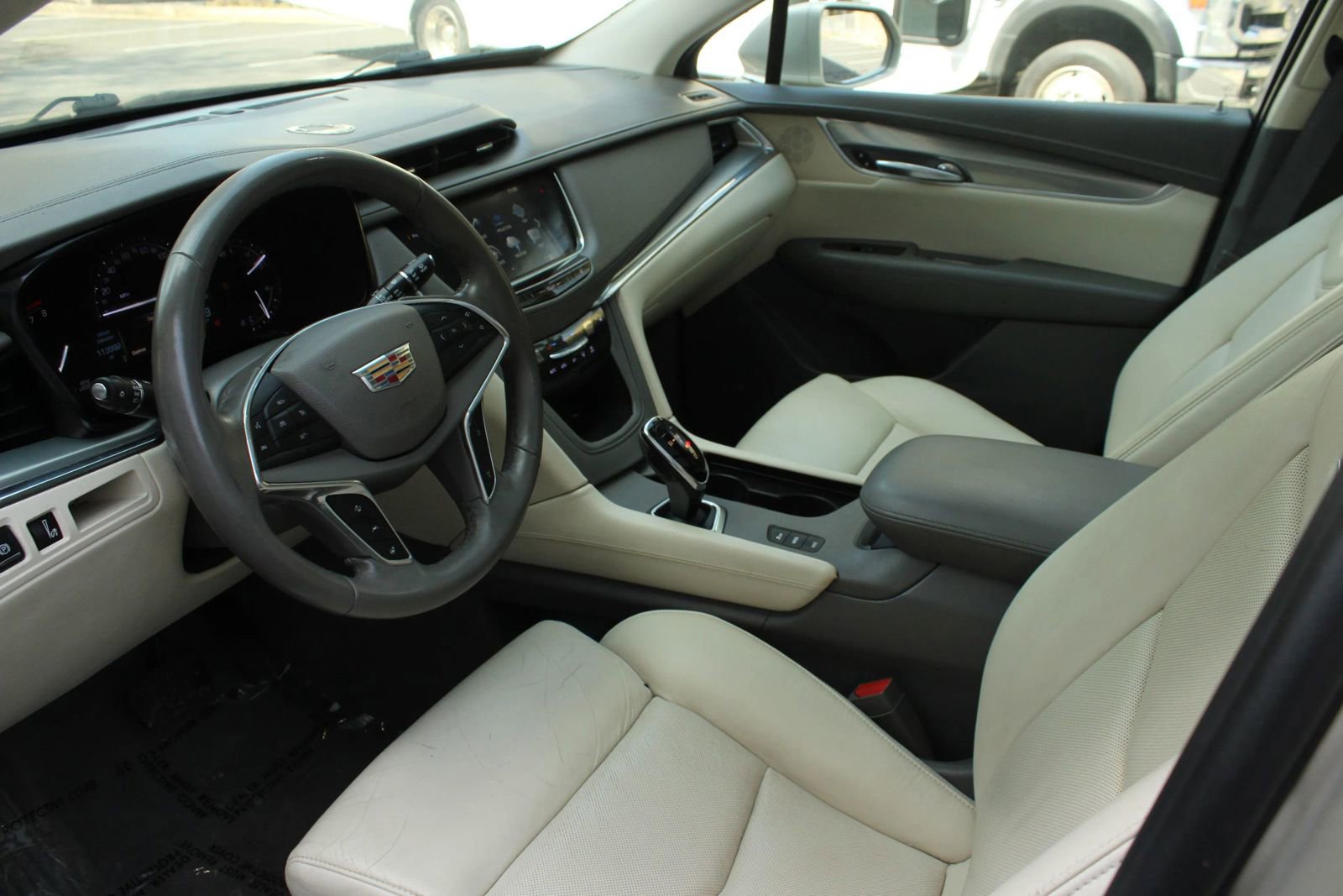 Used 2017 Cadillac XT5 Luxury w/ Driver Awareness Package AWD/4WD image 13