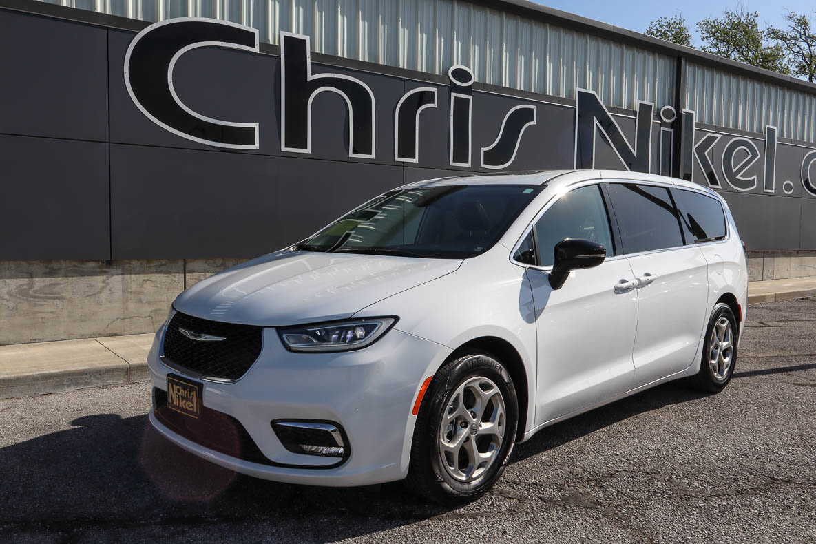 Used 2024 Chrysler Pacifica Limited FWD image 1