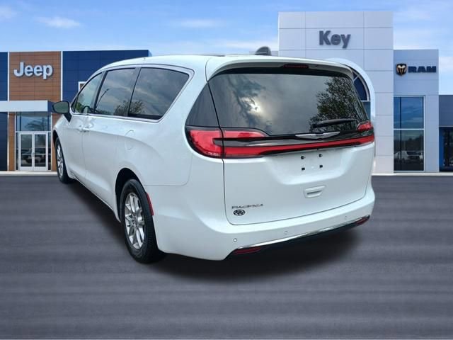 Used 2024 Chrysler Pacifica Touring FWD image 3