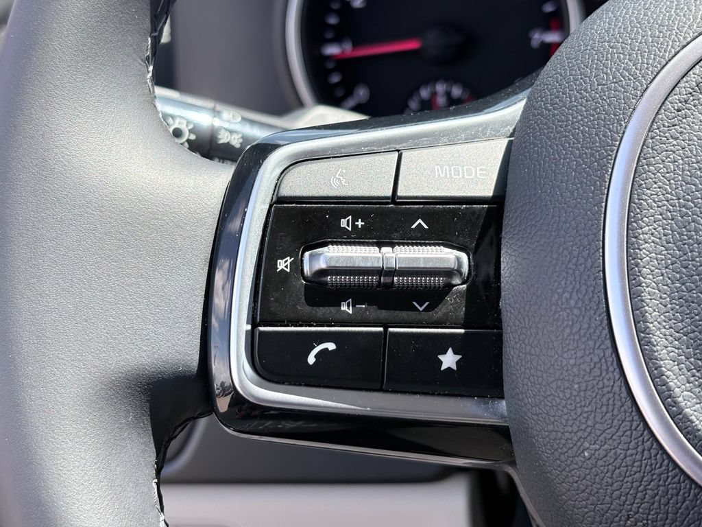 Used 2024 Kia Carnival LX FWD image 15