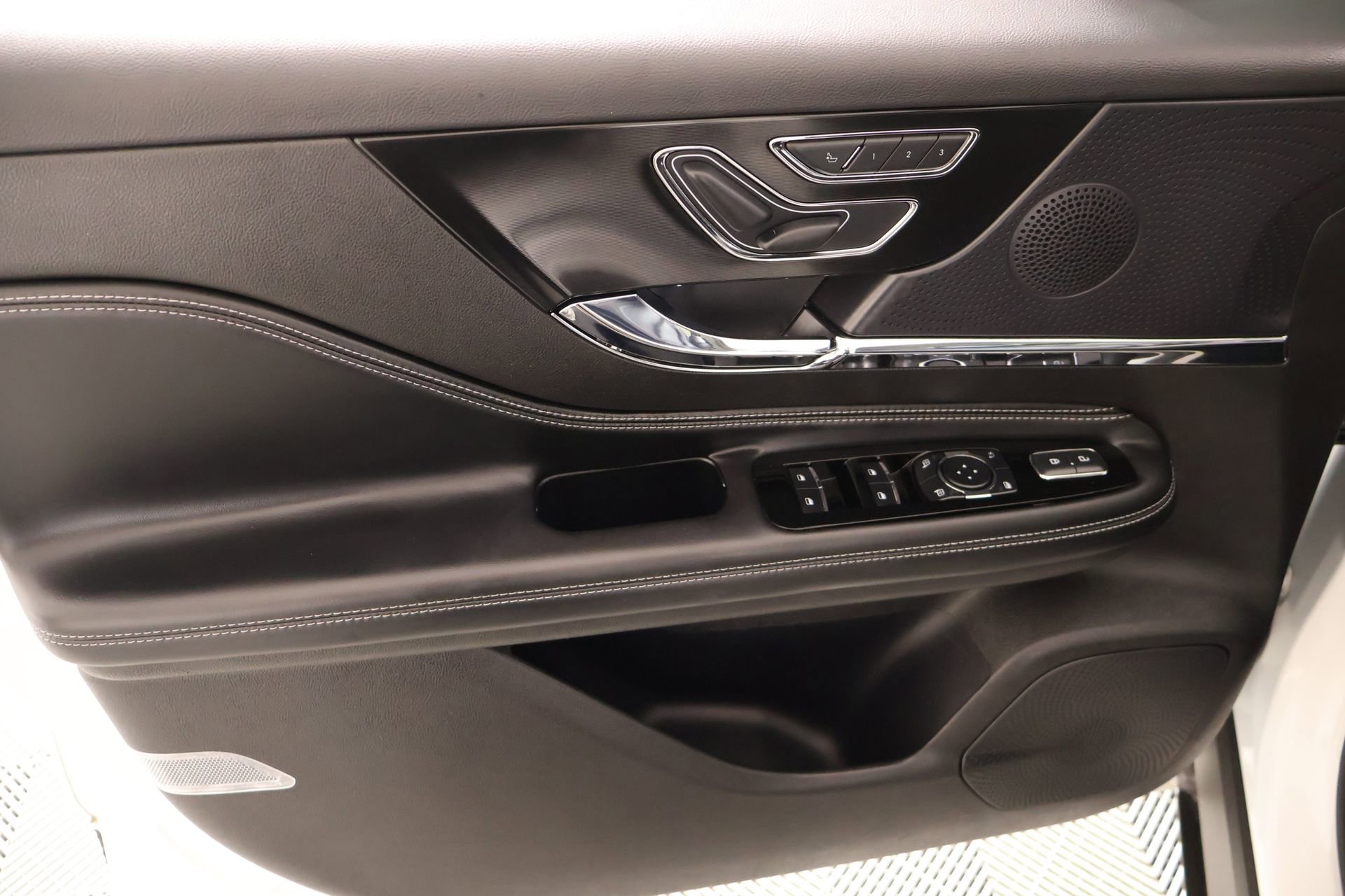 Used 2024 Lincoln Corsair Reserve w/ Equipment Group 201A image 17