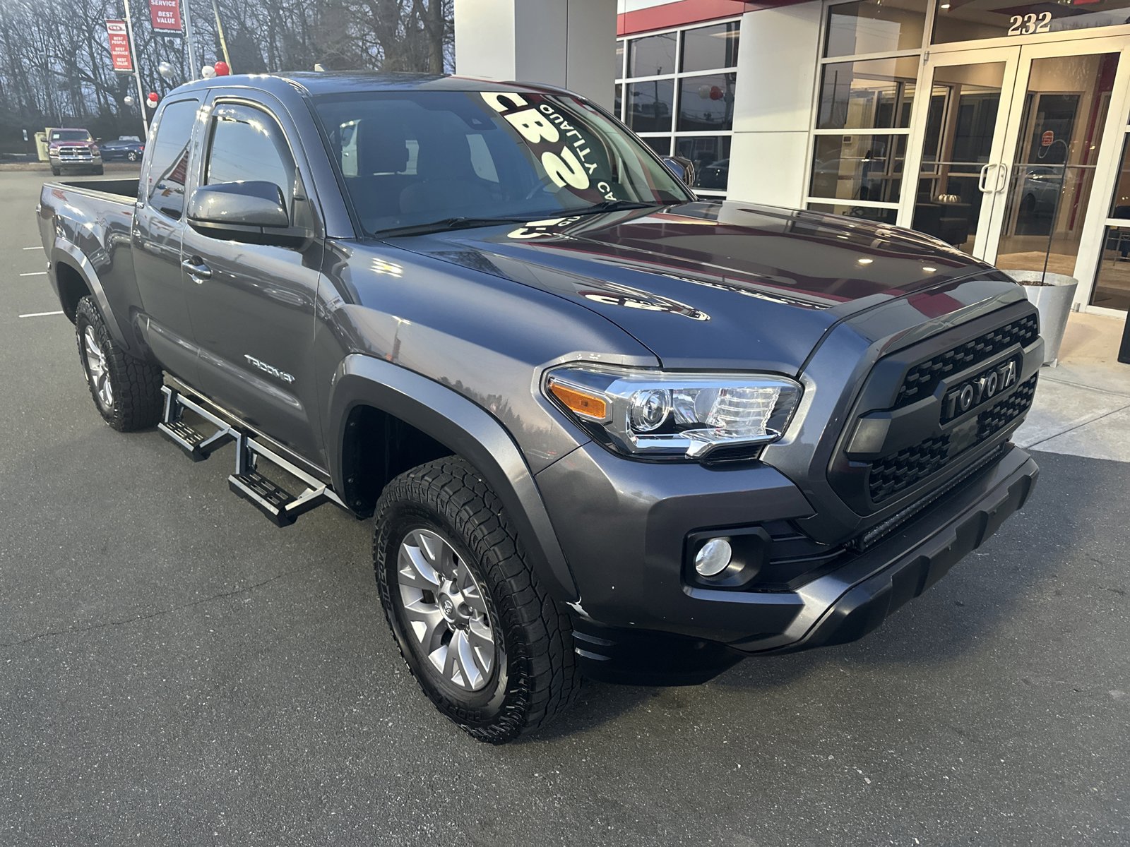 Used 2018 Toyota Tacoma SR5 w/ SR5 Appearance Package (SM) AWD/4WD image 2