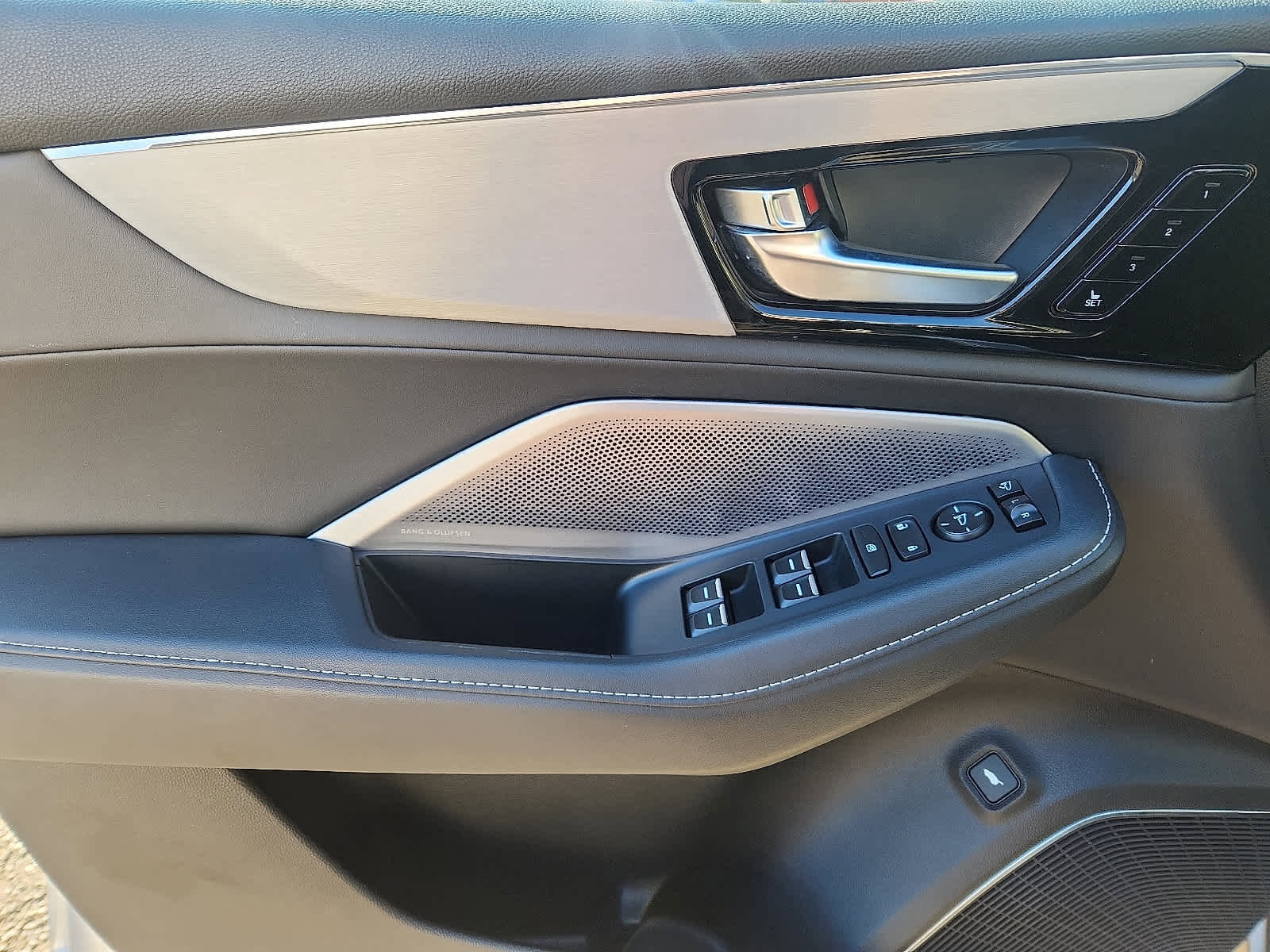 Certified 2025 Acura MDX SH-AWD w/ Technology Package image 14