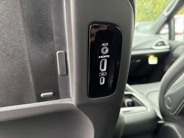 New 2026 Chrysler Pacifica Limited w/ Uconnect Theater Family Group image 22