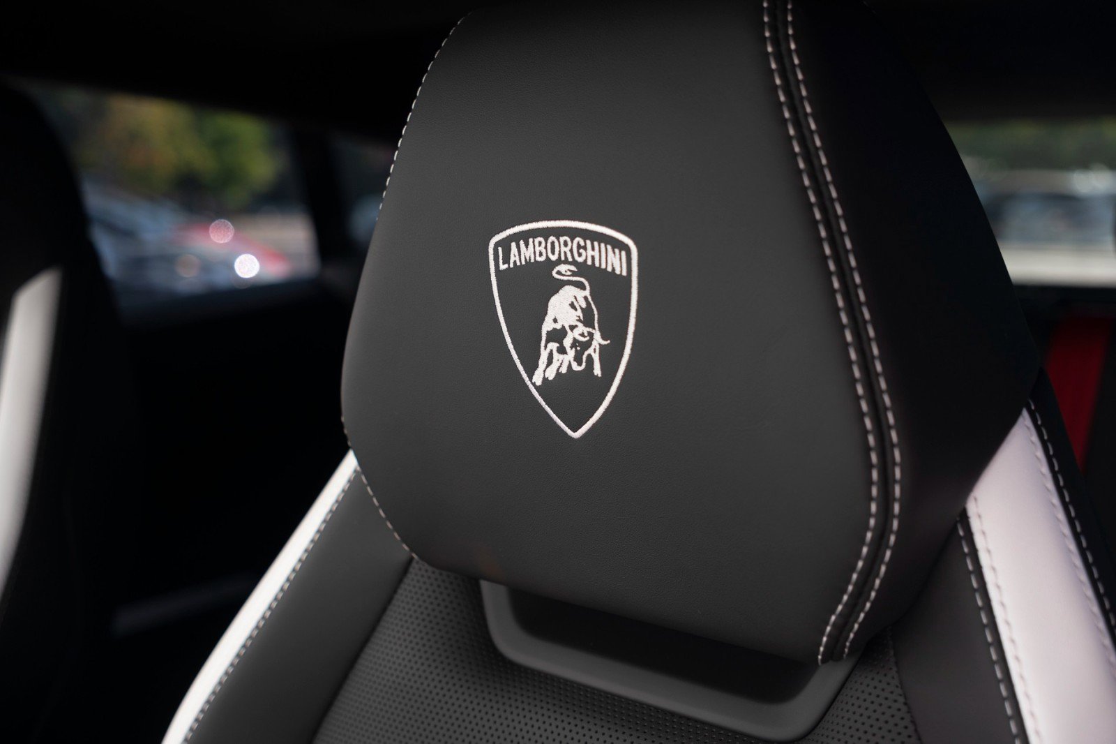 Used 2025 Lamborghini Urus SE AWD/4WD image 38