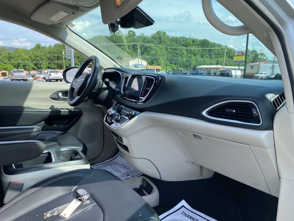 Used 2023 Chrysler Pacifica Touring-L image 8