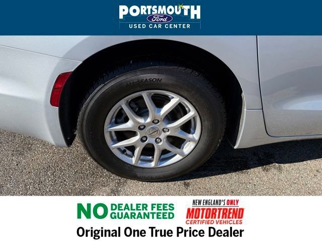 Used 2024 Chrysler Pacifica Touring-L image 32