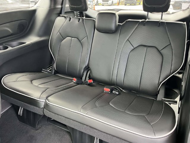 New 2027 Chrysler Pacifica Limited AWD/4WD image 14