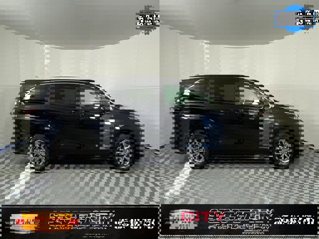 Used 2024 Toyota Sienna LE image 8